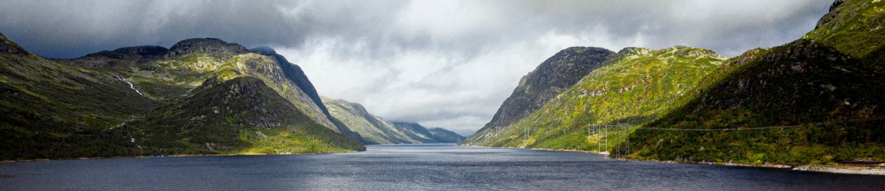 Dam in between montains